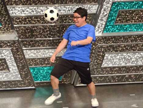 ボールに弄ばれるミキ昴生。