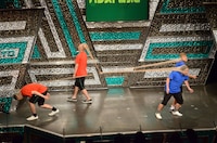 ゲームコーナーで行われたパンスト綱引きの様子。