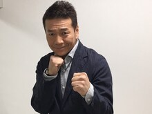 ボクシング生中継にスペシャルゲストとして出演する、くりぃむしちゅー上田。(c)WOWOW