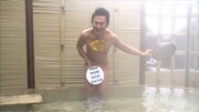 温泉レポートをするアキラ100%。(c)日本テレビ