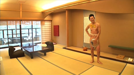 温泉レポートをするアキラ100%。(c)日本テレビ