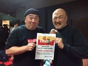 極楽とんぼ山本（左）とくまだまさし（右）。