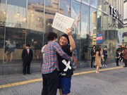 「KAKERU TV」を宣伝する極楽とんぼ山本。