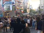 「FREE HUG」の看板を掲げる極楽とんぼ山本。