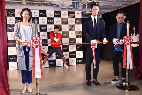 遠近法でテープカットに臨む上杉みち（左から2人目）。