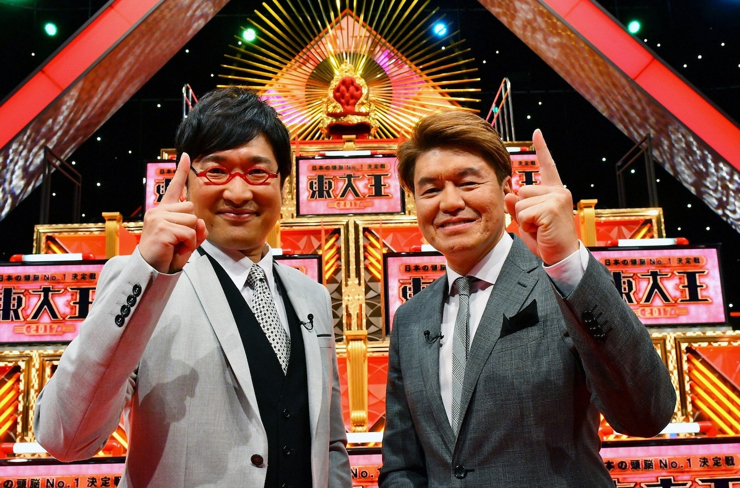 「日本の頭脳No.1決定戦 東大王2017」MCの（左から）南海キャンディーズ山里、ヒロミ。(c)TBS