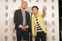 漫才を披露するカミナリ。