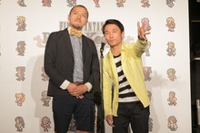 漫才を披露するカミナリ。