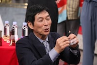 「コップのさんちゃん」と対面する明石家さんま。(c)日本テレビ