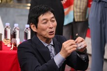 「コップのさんちゃん」と対面する明石家さんま。(c)日本テレビ