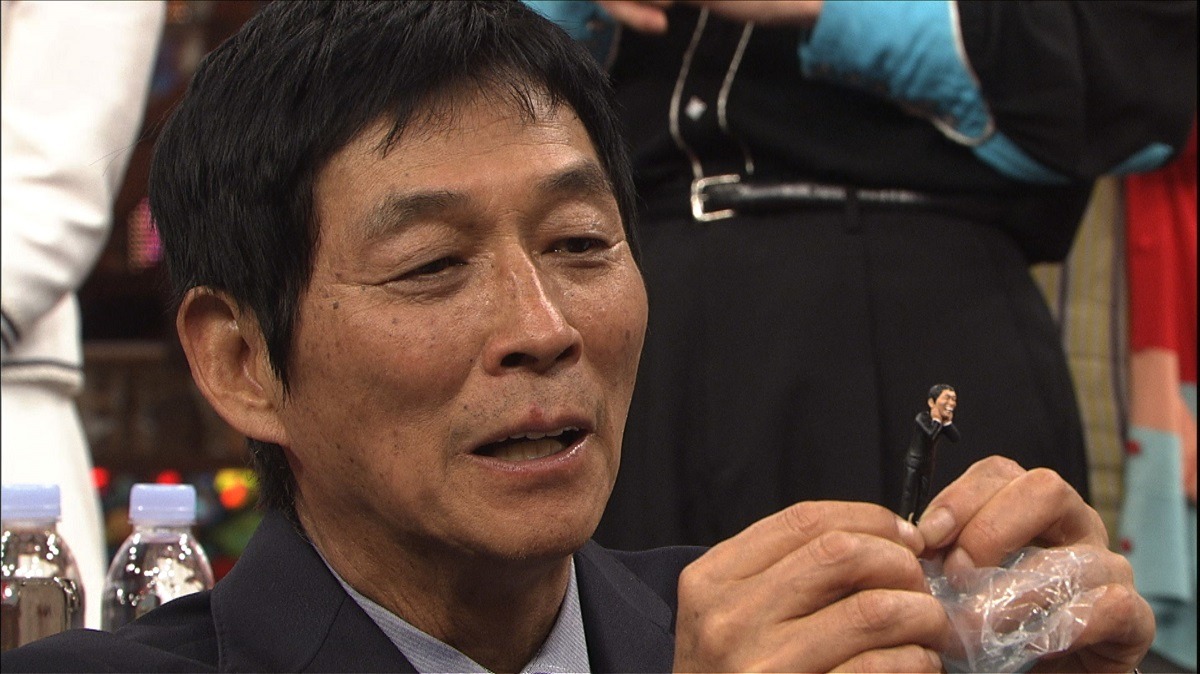 「コップのさんちゃん」と対面する明石家さんま。(c)日本テレビ