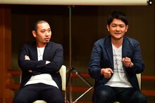 笑い飯とトークする千鳥。