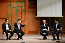 「笑い飯のおもしろ漫才ツアー」初日奈良公演の様子。