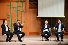 トークを展開する笑い飯と千鳥。