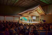 「笑い飯のおもしろ漫才ツアー」初日奈良公演の様子。