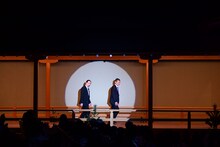 舞台に登場する笑い飯。