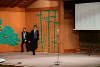 舞台に登場する笑い飯。