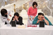 「マツコ&有吉 かりそめ天国」でコンタクトレンズを装着する有吉弘行とマツコ・デラックス。(c)テレビ朝日