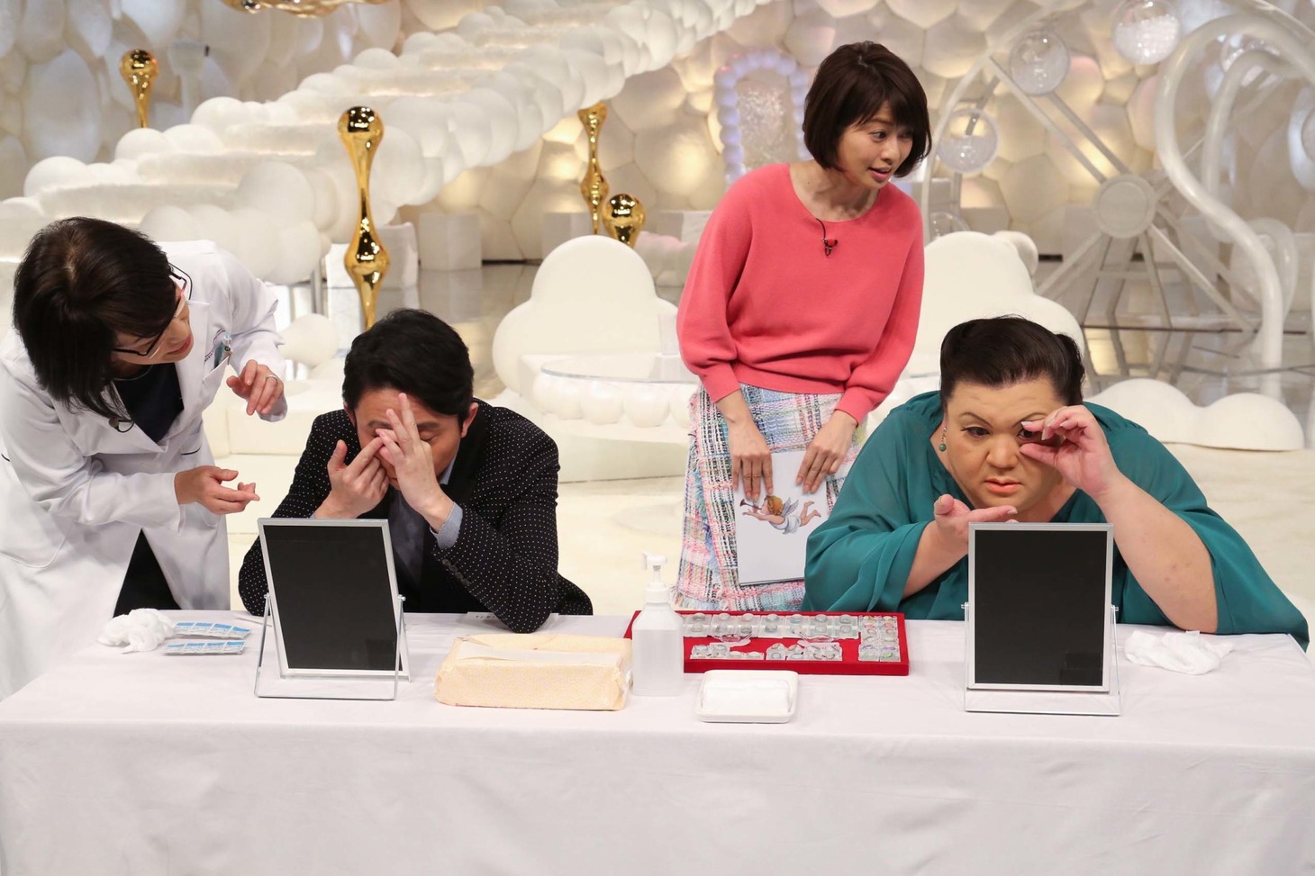 「マツコ&有吉 かりそめ天国」でコンタクトレンズを装着する有吉弘行とマツコ・デラックス。(c)テレビ朝日