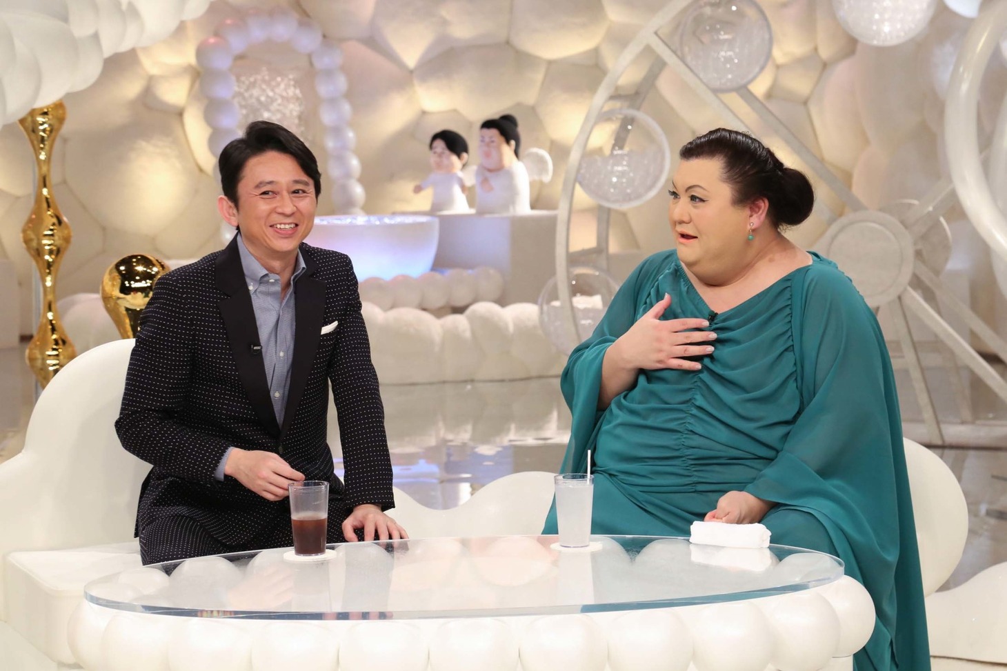 （左から）有吉弘行、マツコ・デラックス。(c)テレビ朝日