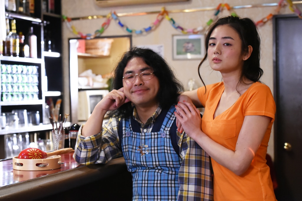「金曜ドラマ『ハロー張りネズミ』」に出演する（左から）ロッチ中岡、片山萌美。(c)TBS
