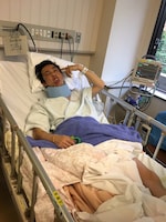 「森田入院記念ステッカー」のデザインの元となった、ベッドの上でポーズを決めるさらば青春の光・森田の写真。