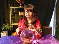 占い師役の相席スタート・ケイ。(c)読売テレビ