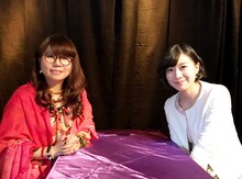 占い師役の相席スタート・ケイ（左）と、榎田千尋役の土村芳（右）。(c)読売テレビ