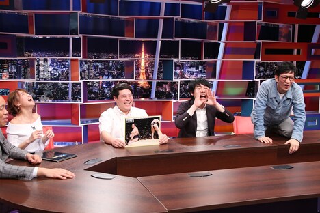 タカアンドトシ・タカ（中央）がフリップネタを披露するワンシーン。(c)中京テレビ