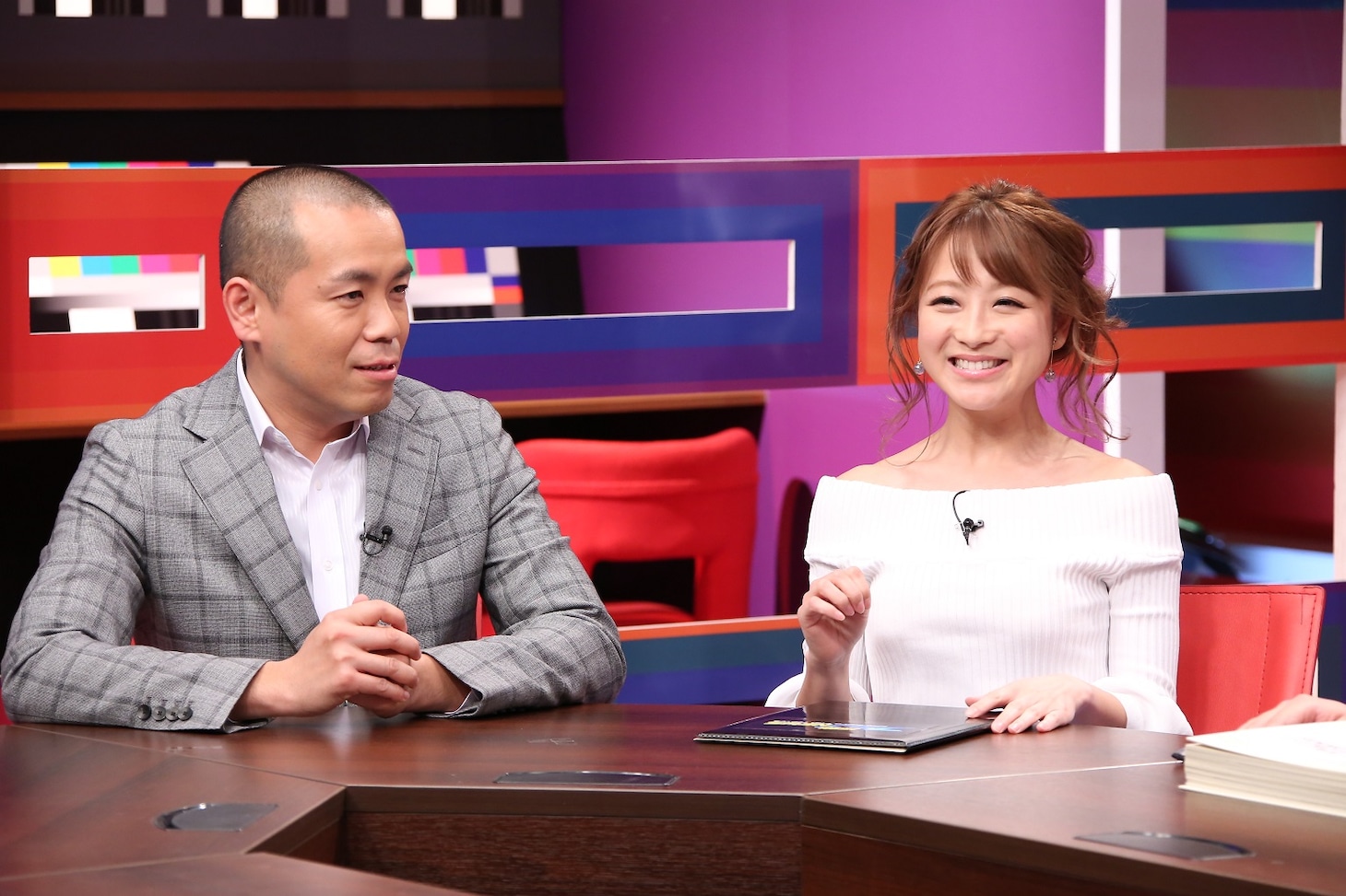 （左から）タカアンドトシ・トシ、鈴木奈々。(c)中京テレビ