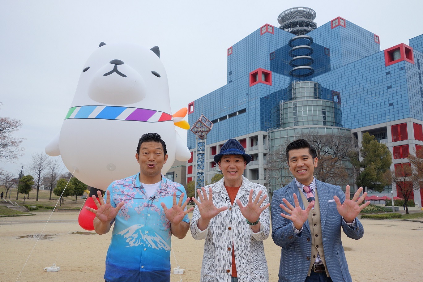 「にじいろジーン」MCの（左から）山口智充、ガレッジセール。(c)関西テレビ