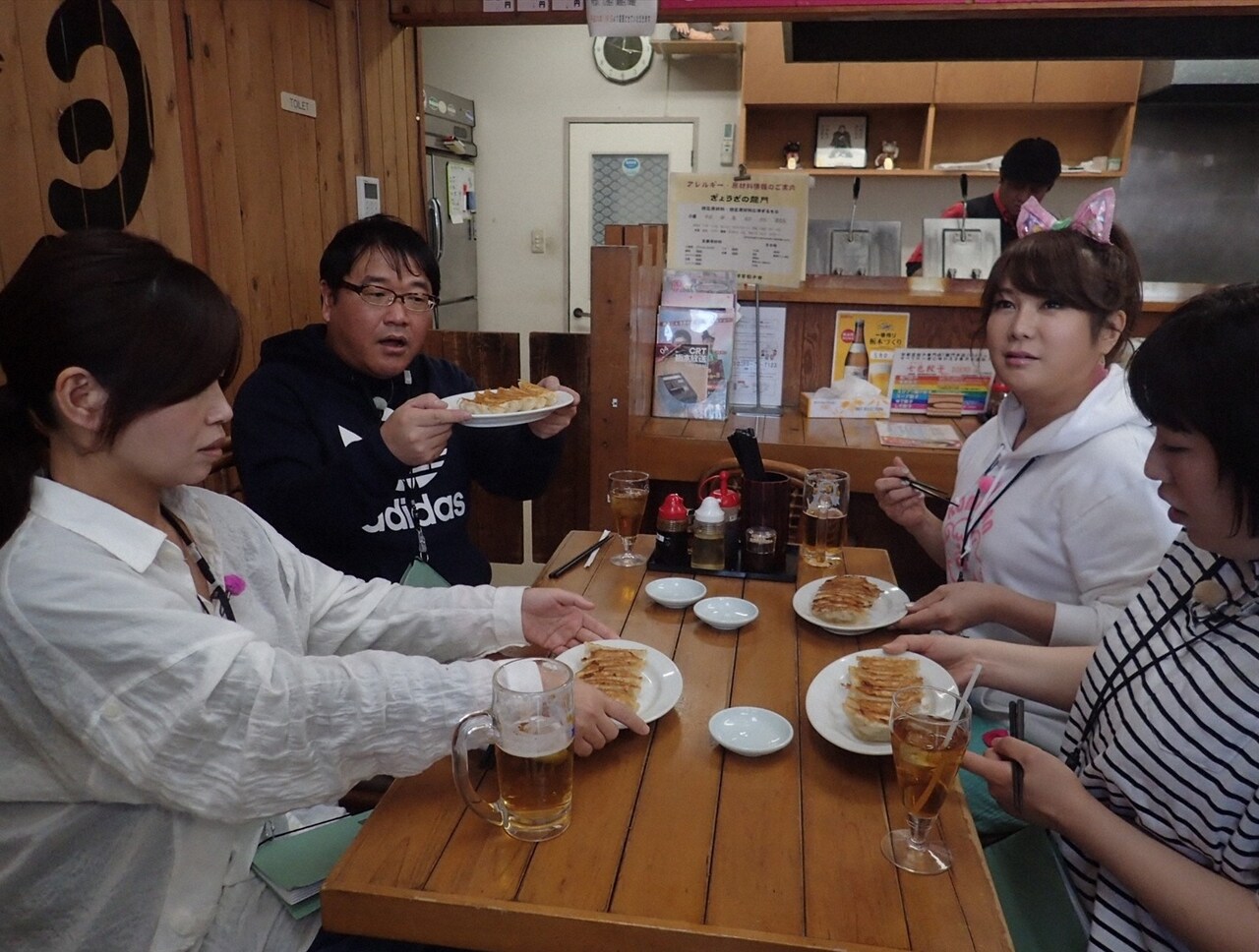 「旅ずきんちゃん」で宇都宮餃子の食べ尽し旅に臨む出演者たち。(c)CBC
