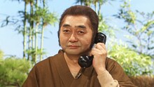 長男役の細野晴臣。