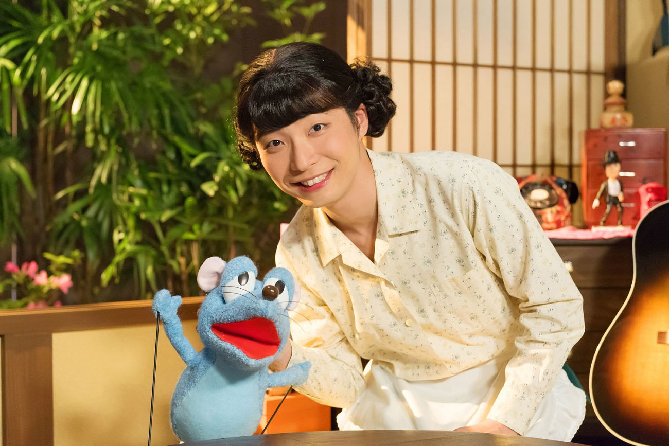 星野源扮するおげんさん（右）とねずみ。