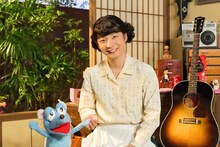 星野源扮するおげんさん（右）とねずみ。