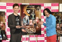 アニメーション映画「SING／シング」の公開収録イベントに登場した（左から）音楽プロデューサーの蔦谷好位置、永野。