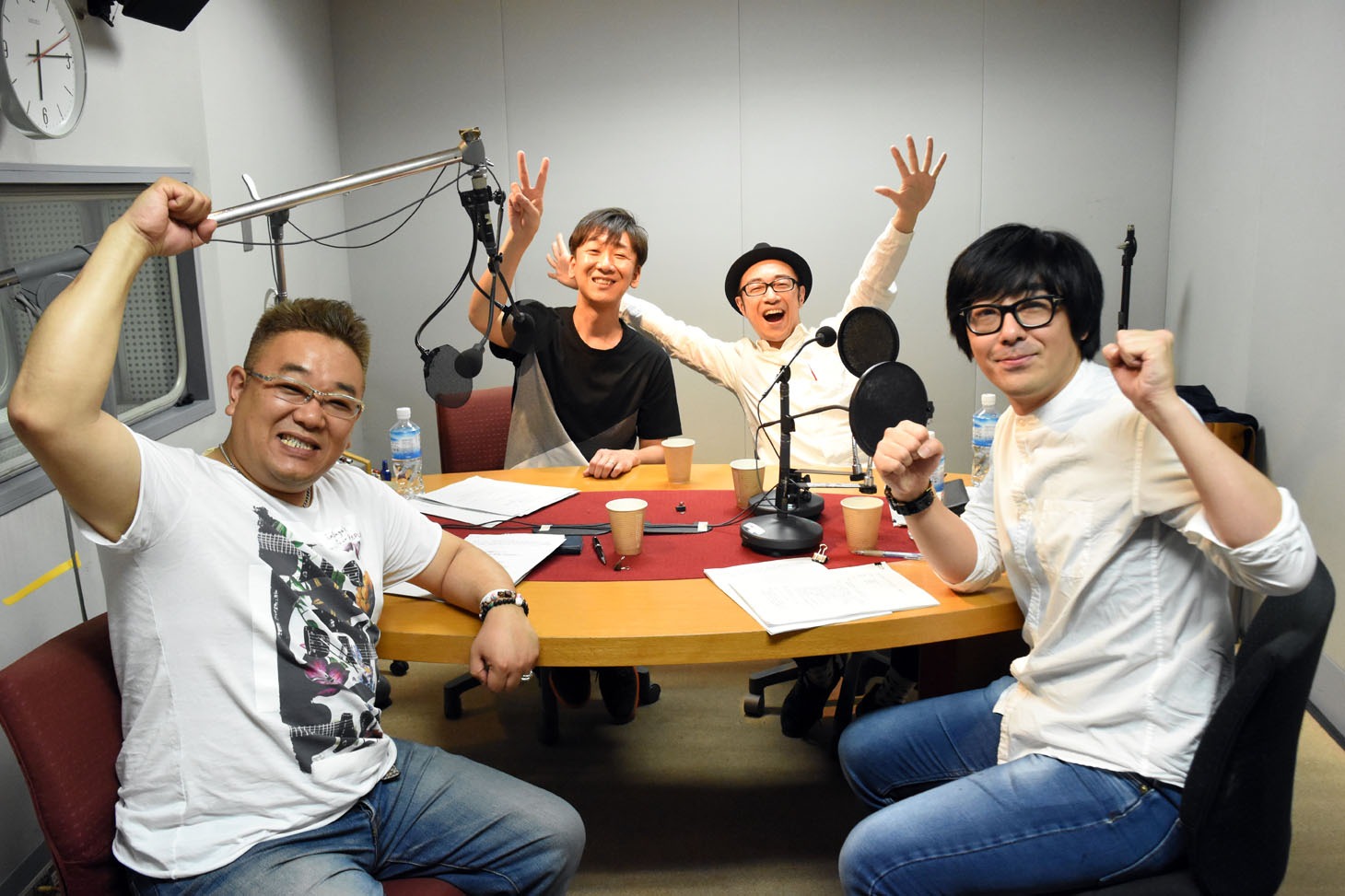 収録後のサンドウィッチマン伊達、東京03飯塚、東京03角田、東京03豊本（左から）。