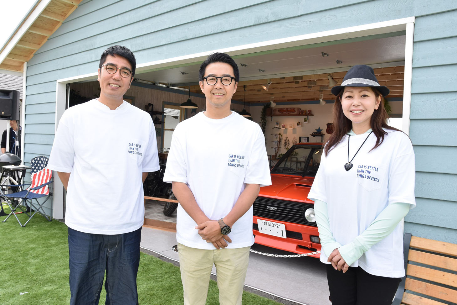 左からおぎやはぎ、自動車評論家・竹岡圭氏。