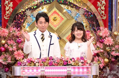 左から有吉弘行、尾崎里紗アナウンサー。(c)日本テレビ