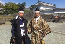 左からロンドンブーツ1号2号・田村淳、大和田伸也。(c)日本テレビ