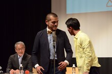 漫才を披露するカミナリ。