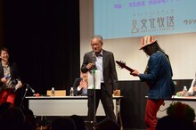 「俺の背中に火をつけろ!!」を歌おうとする大竹まこと（中央）。