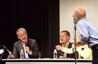 ベルを鳴らして強制終了させる大竹まこと（左）。