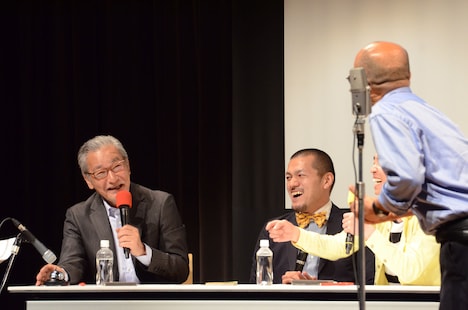 ベルを鳴らして強制終了させる大竹まこと(左)。