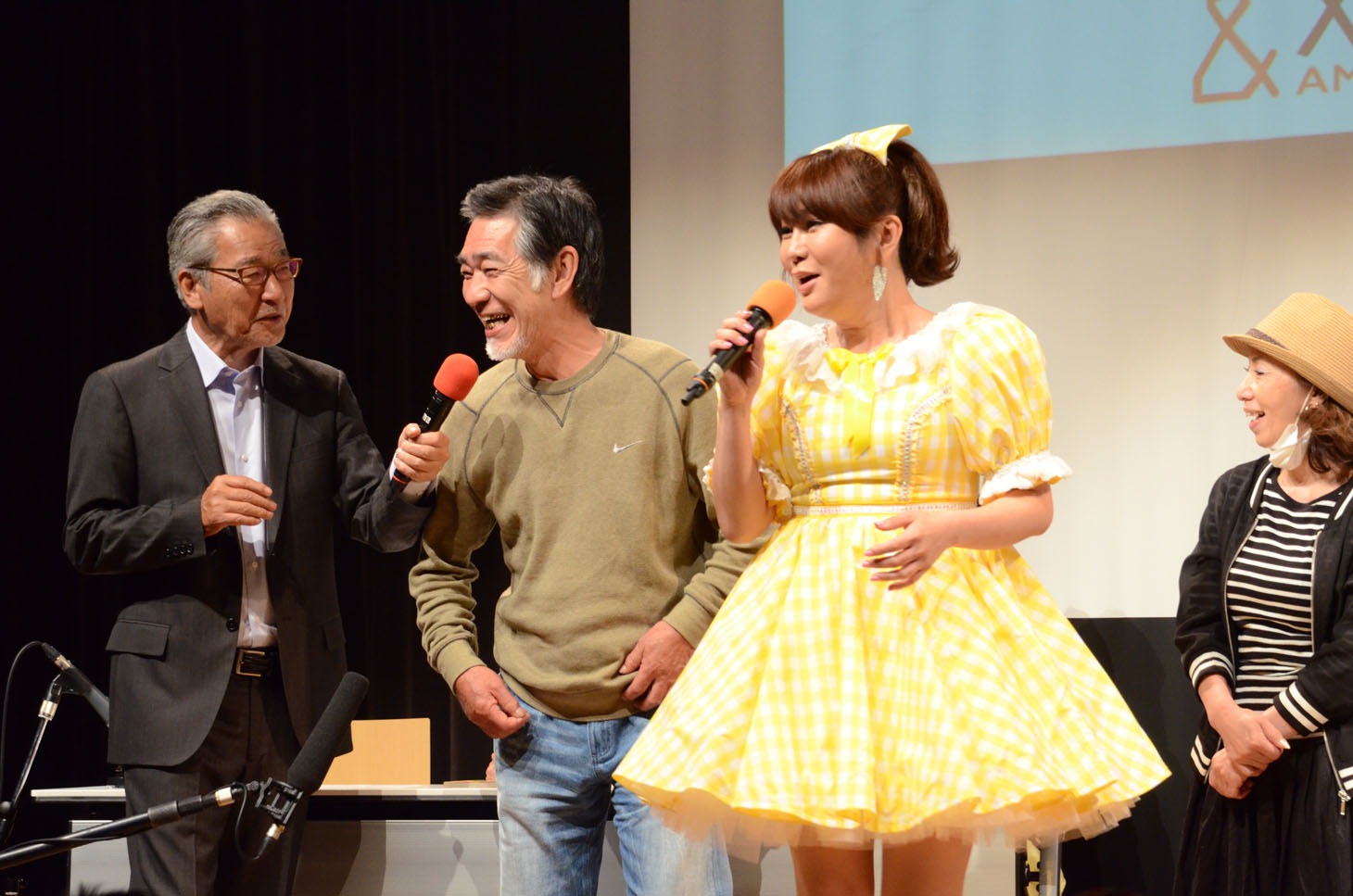 父（左から2人目）をステージに呼び込んだはるな愛。