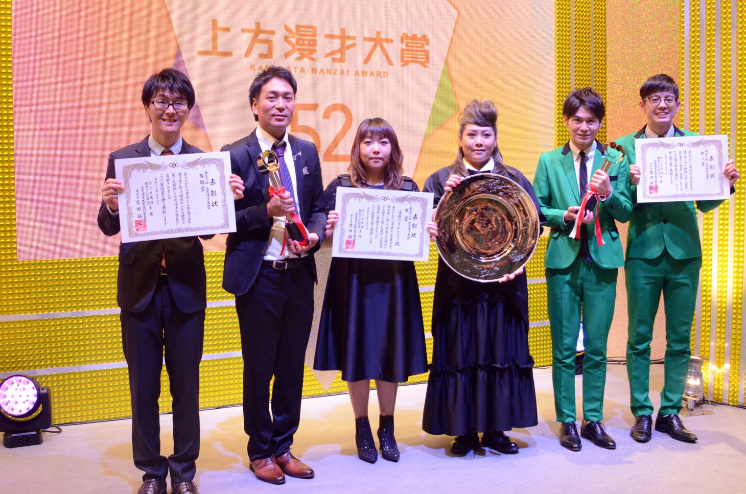 左から奨励賞のスーパーマラドーナ、大賞の海原やすよ ともこ、新人賞のトット。