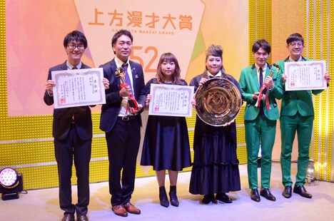 左から奨励賞のスーパーマラドーナ、大賞の海原やすよ ともこ、新人賞のトット。