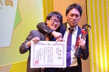 「第52回上方漫才大賞」奨励賞を受賞したスーパーマラドーナ。