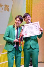 「第52回上方漫才大賞」新人賞に輝いたトット。