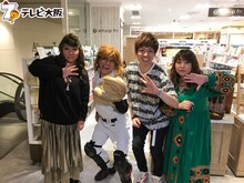 左から海原ともこ、守谷日和、アインシュタイン河井、海原やすよ。